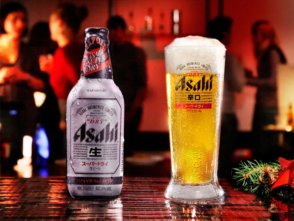 Bottiglia e bicchiere di birra Asahi Super Dry per la campagna nazionale