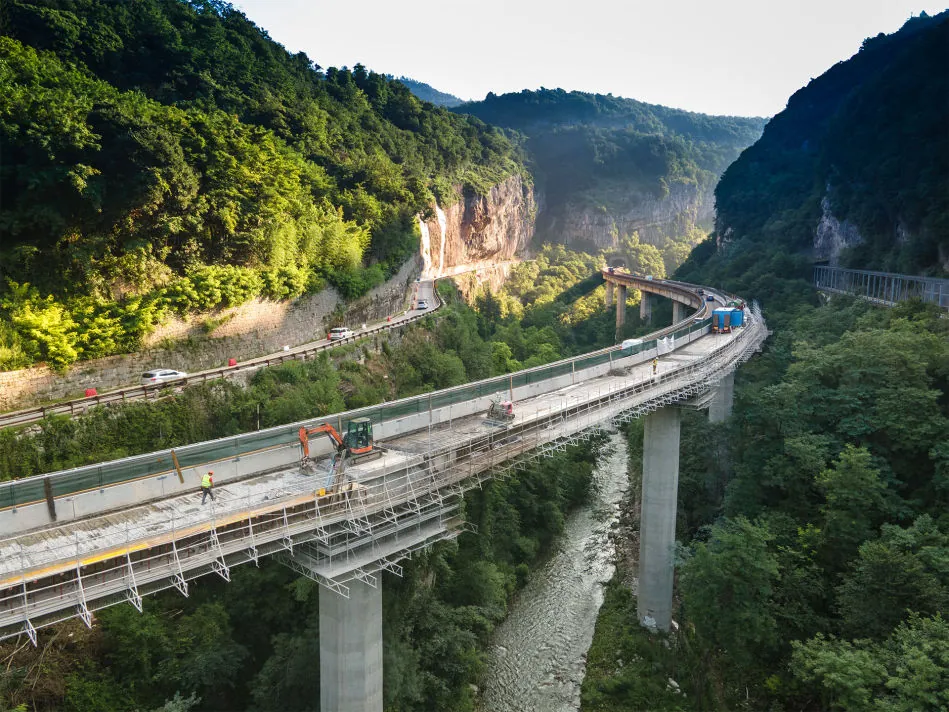 Viadotto autostradale in costruzione in Val dei Crozi