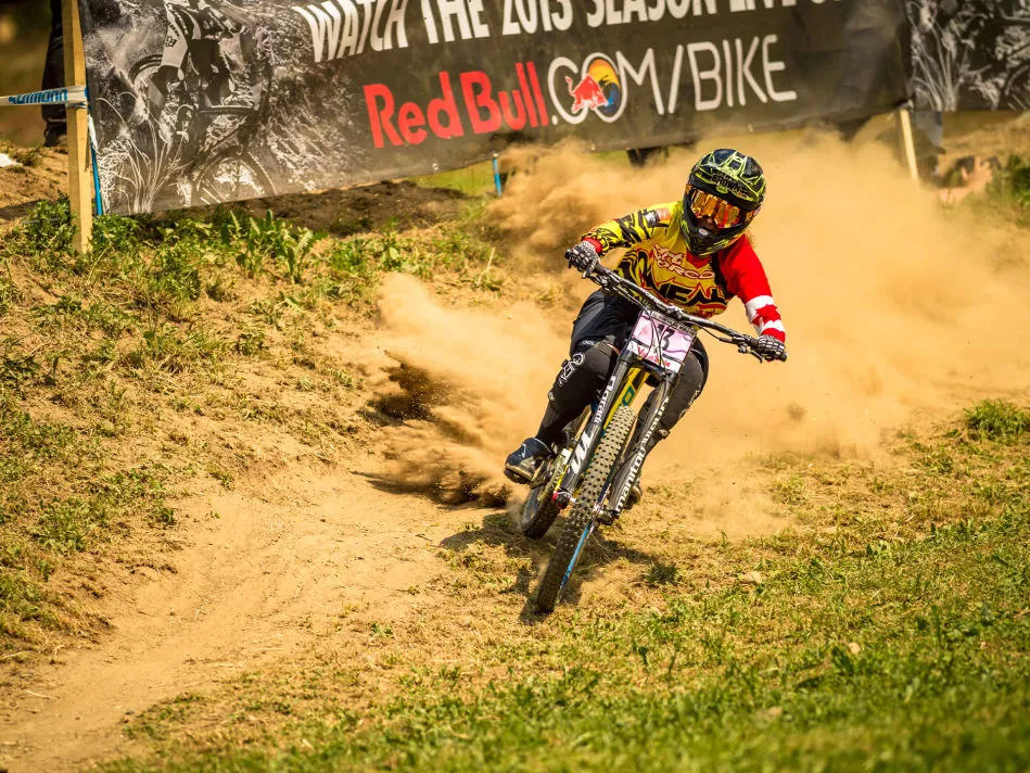 Rider in curva tra la polvere ai Mondiali di Downhill in Val di Sole