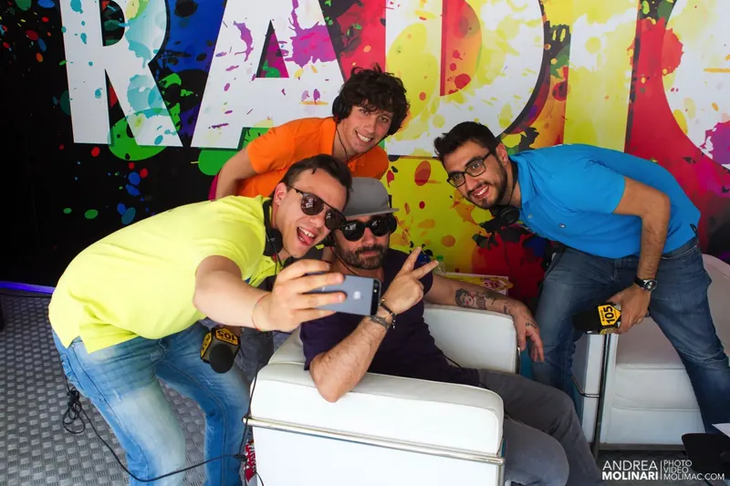 Selfie dei conduttori di Radio 105 a The Color Run