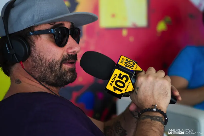 Speaker al microfono di Radio 105