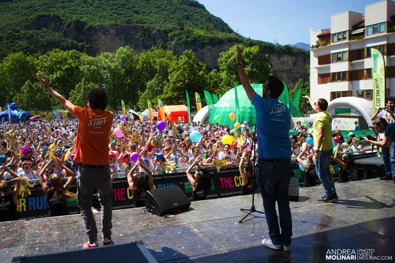 Conduttori sul palco davanti al pubblico di The Color Run