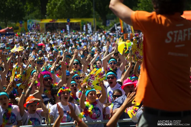 Pubblico in festa sotto il palco di The Color Run