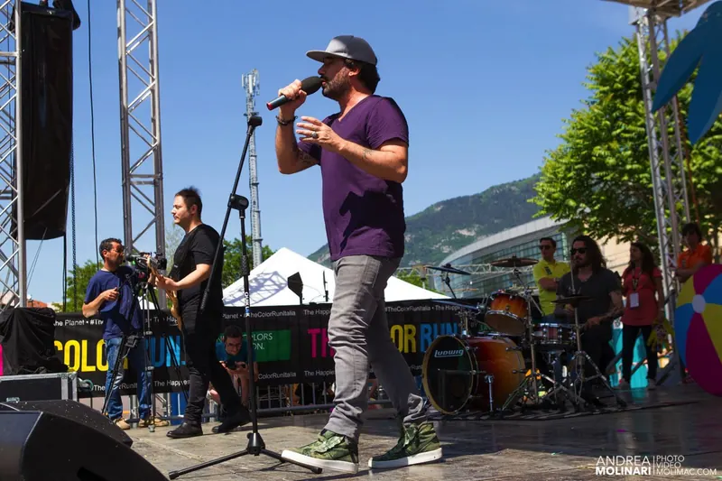 Cantante sul palco di The Color Run