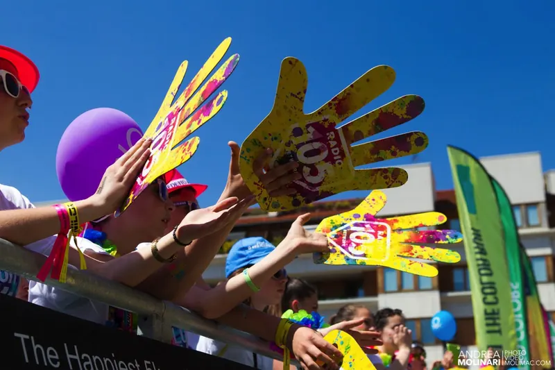 Mani gonfiabili di Radio 105 tra il pubblico di The Color Run