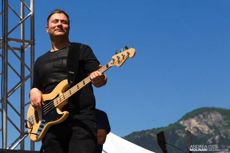 Bassista sul palco di The Color Run