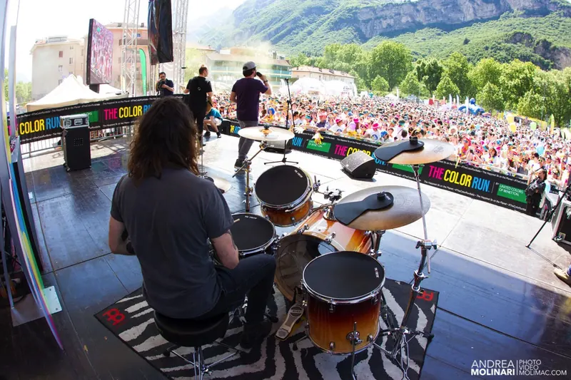 Batterista sul palco davanti al pubblico di The Color Run