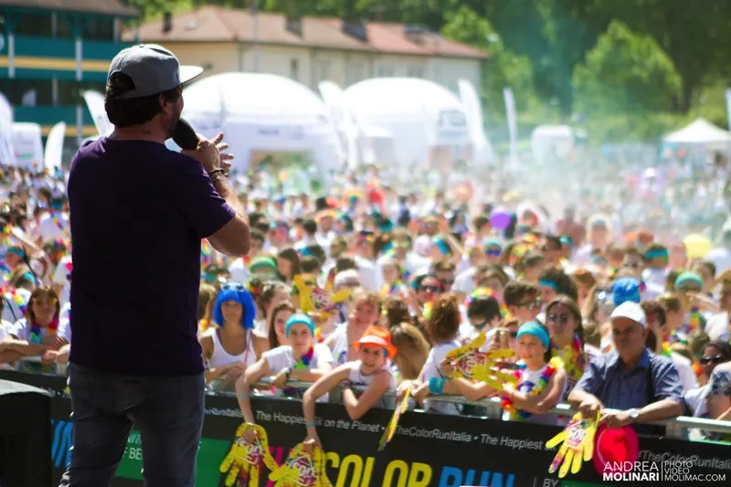 Cantante sul palco di fronte alla folla di The Color Run