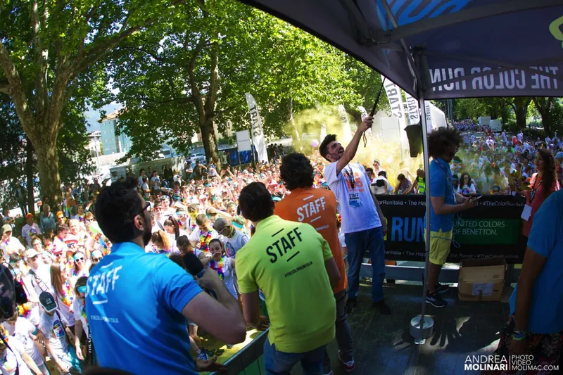 Staff sul palco di The Color Run