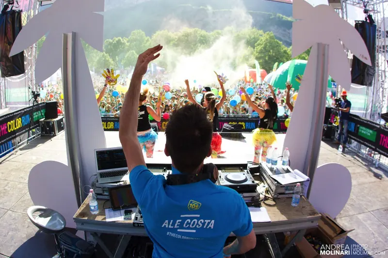 DJ in consolle sul palco di The Color Run
