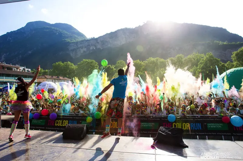 Lancio di polveri colorate sul palco di The Color Run