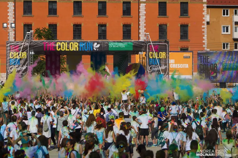 Nuvola di colori sulla folla di The Color Run