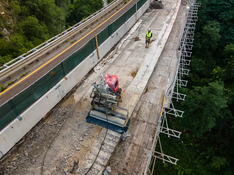 Lavori sull'impalcato del viadotto in Val dei Crozi visti dall'alto