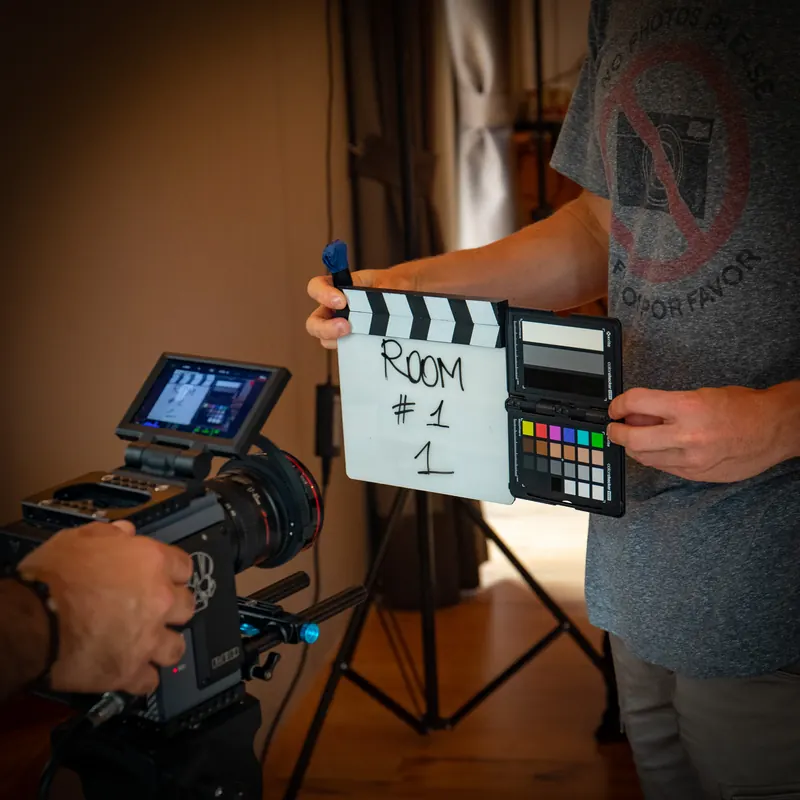 Ciak e videocamera sul set di una produzione