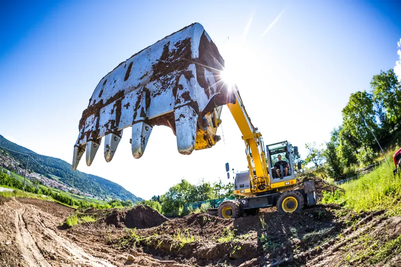 Benna di un escavatore in un cantiere Edil Nicoletti