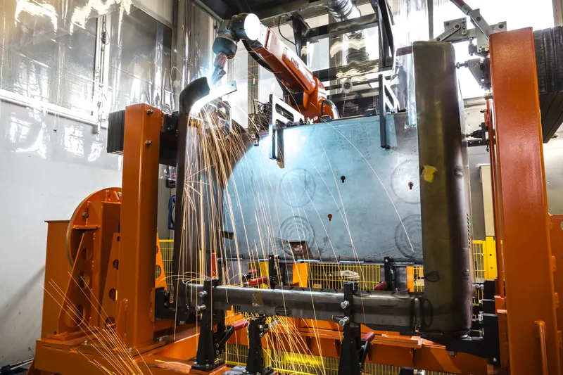 Robot di saldatura tra le scintille nello stabilimento Verona Lamiere