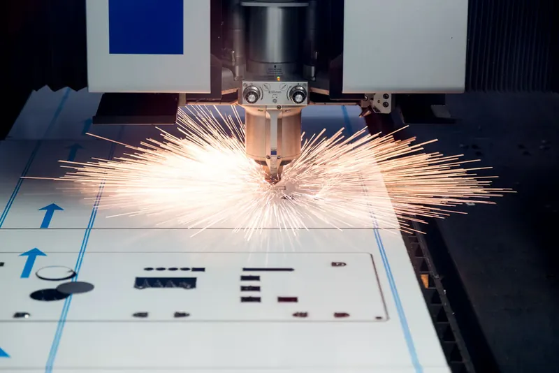 Taglio laser della lamiera tra le scintille, Verona Lamiere