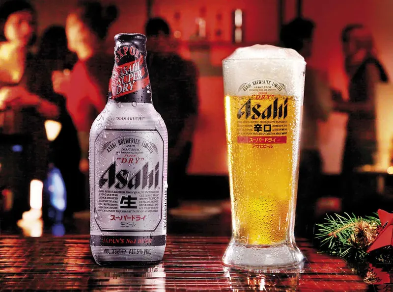 Bottiglia e bicchiere di birra Asahi Super Dry per la campagna nazionale