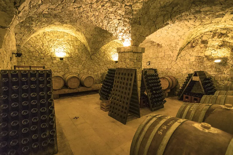 Cantina storica con botti e pupitre della Cantina Spagnolli