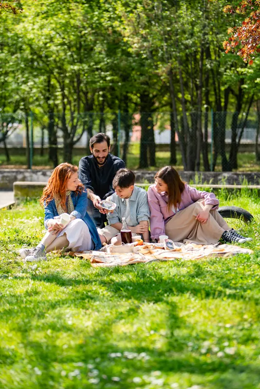 Famiglia durante un picnic sul prato