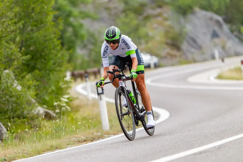 Ciclista in discesa alla Granfondo Charly Gaul