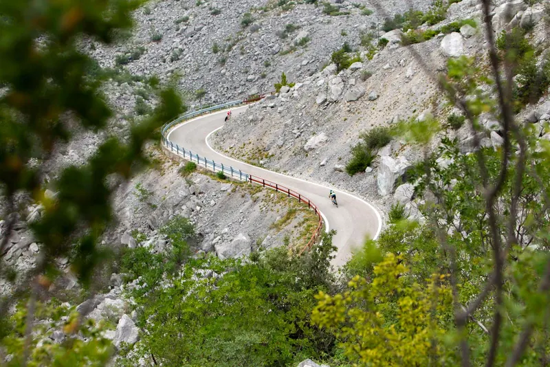 Tornanti di montagna percorsi dai ciclisti della Granfondo Charly Gaul