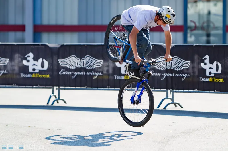 Rider BMX del GT 360 Degrees in evoluzione sulla rampa