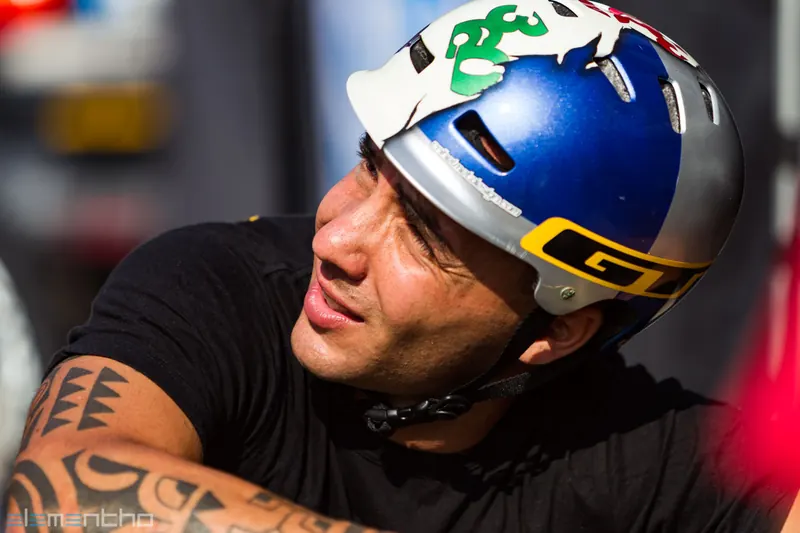 Ritratto di un rider BMX del GT 360 Degrees con il casco