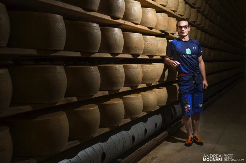 Ritratto tra le scaffalature di stagionatura del formaggio