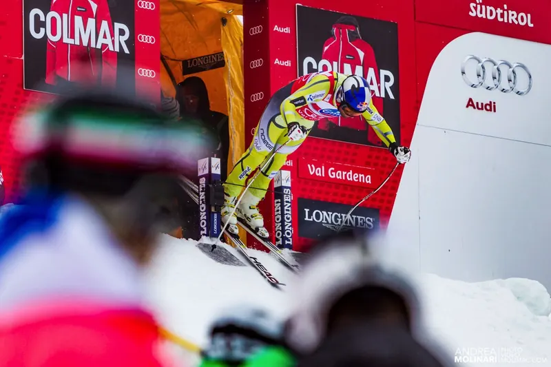 Discesista al cancelletto di partenza della Coppa del Mondo di sci in Val Gardena