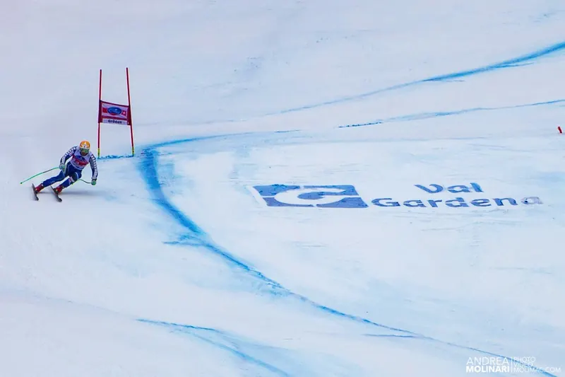 Discesista sulla pista della Coppa del Mondo di sci in Val Gardena