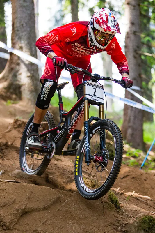 Rider di downhill nel bosco ai Mondiali di Downhill in Val di Sole