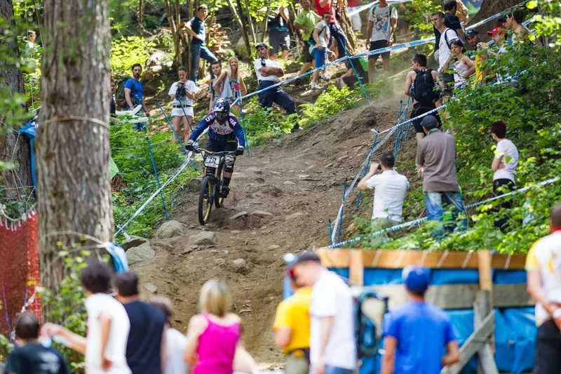 Rider di downhill tra il pubblico ai Mondiali in Val di Sole