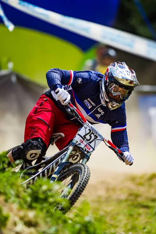 Rider di downhill in discesa ai Mondiali in Val di Sole