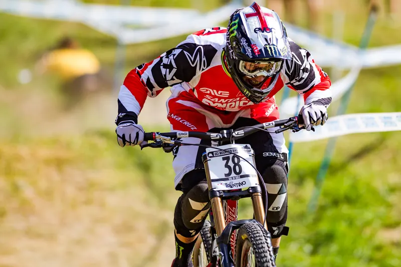Steve Peat, pilota di downhill del team Santa Cruz Syndicate, in gara in Trentino