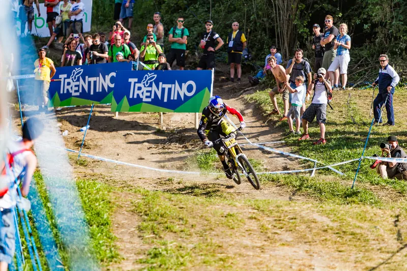 Rider di downhill tra due ali di pubblico in Val di Sole