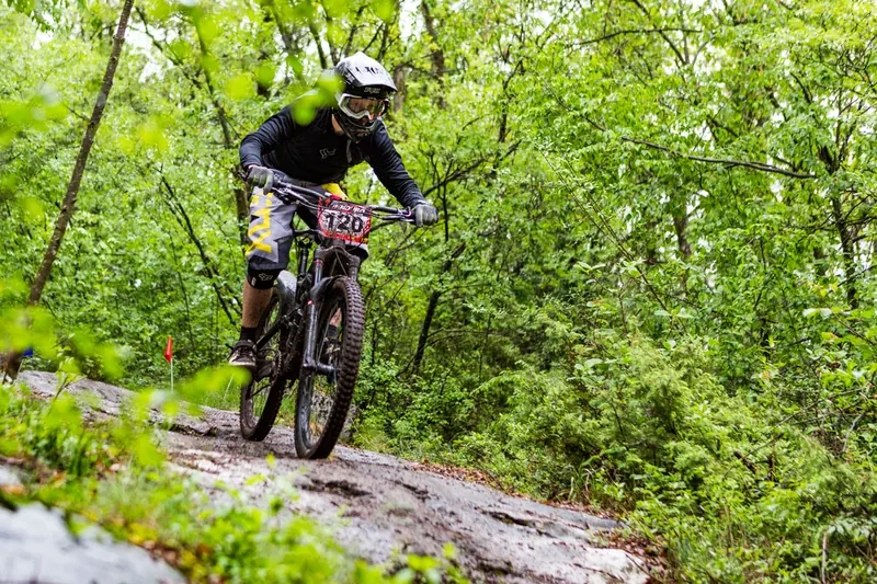 Rider in mountain bike nel bosco a Terlago per Specialized e SRAM
