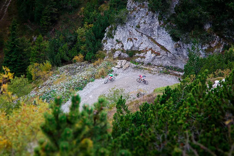 Ciclisti sui tornanti del Passo Tremalzo