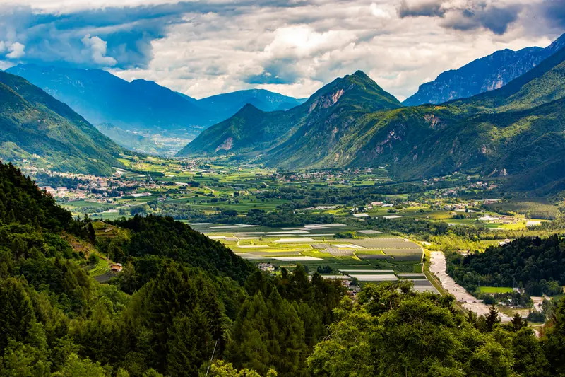 Panorama di una valle alpina tra le montagne