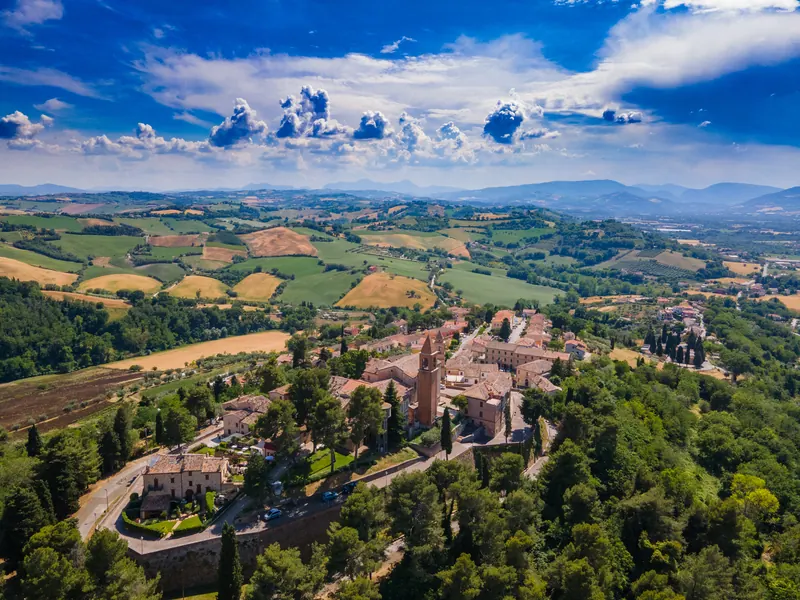 Vista aerea con drone di un borgo tra le colline delle Marche