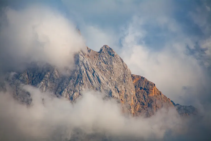 Vetta rocciosa che emerge dalle nuvole