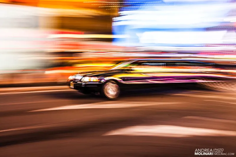 Limousine in movimento tra le luci di New York
