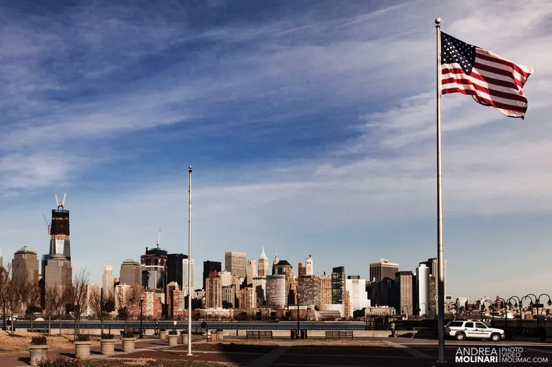 Skyline di Manhattan con la bandiera americana