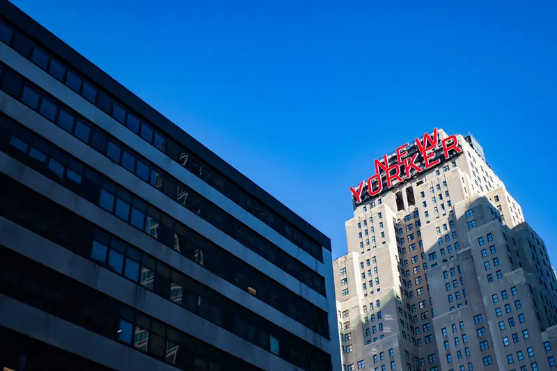 Insegna del New Yorker Hotel a Manhattan