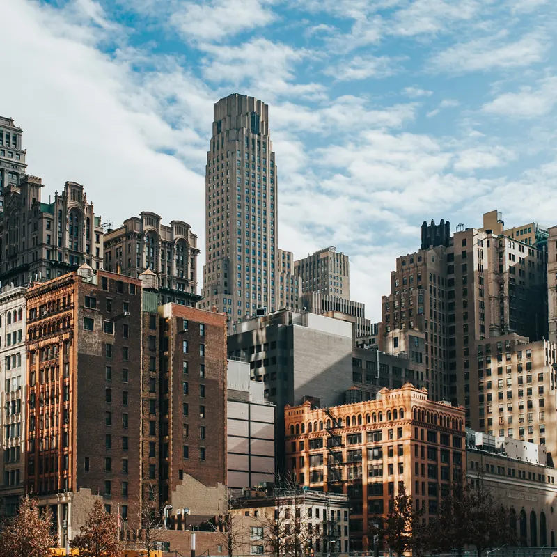 Grattacieli di Manhattan sotto un cielo nuvoloso