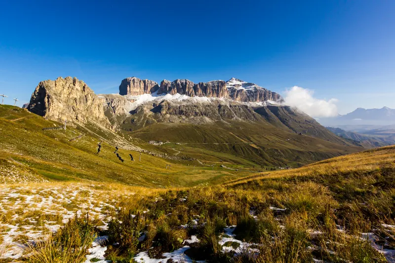 Pascoli con vista sul Gruppo del Sella, Passo Pordoi