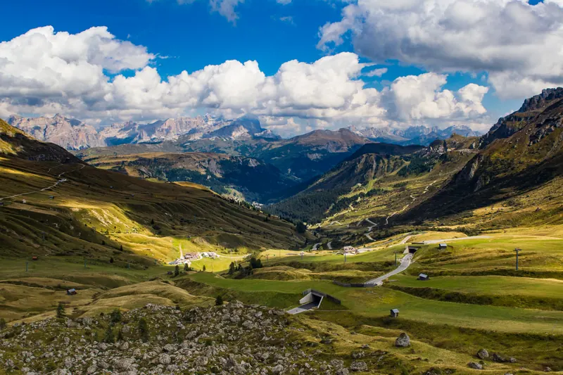 Valle verde sotto le nuvole dal Passo Pordoi
