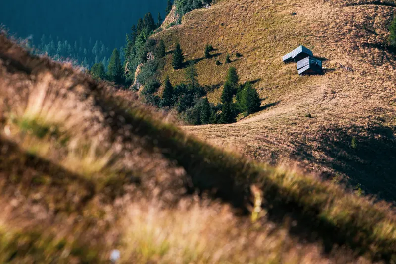 Baita isolata su un pendio lungo il Sellaronda