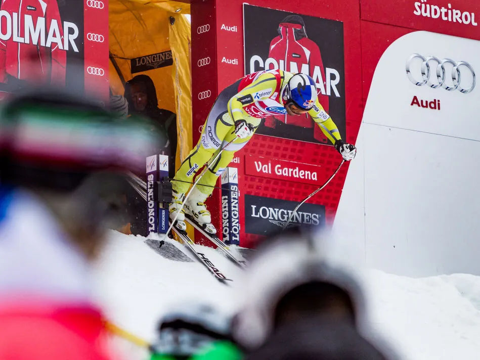Discesista al cancelletto di partenza della Coppa del Mondo di sci in Val Gardena