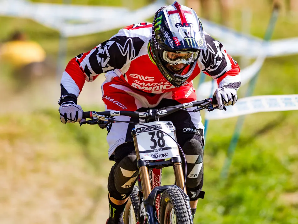 Steve Peat, pilota di downhill del team Santa Cruz Syndicate, in gara in Trentino